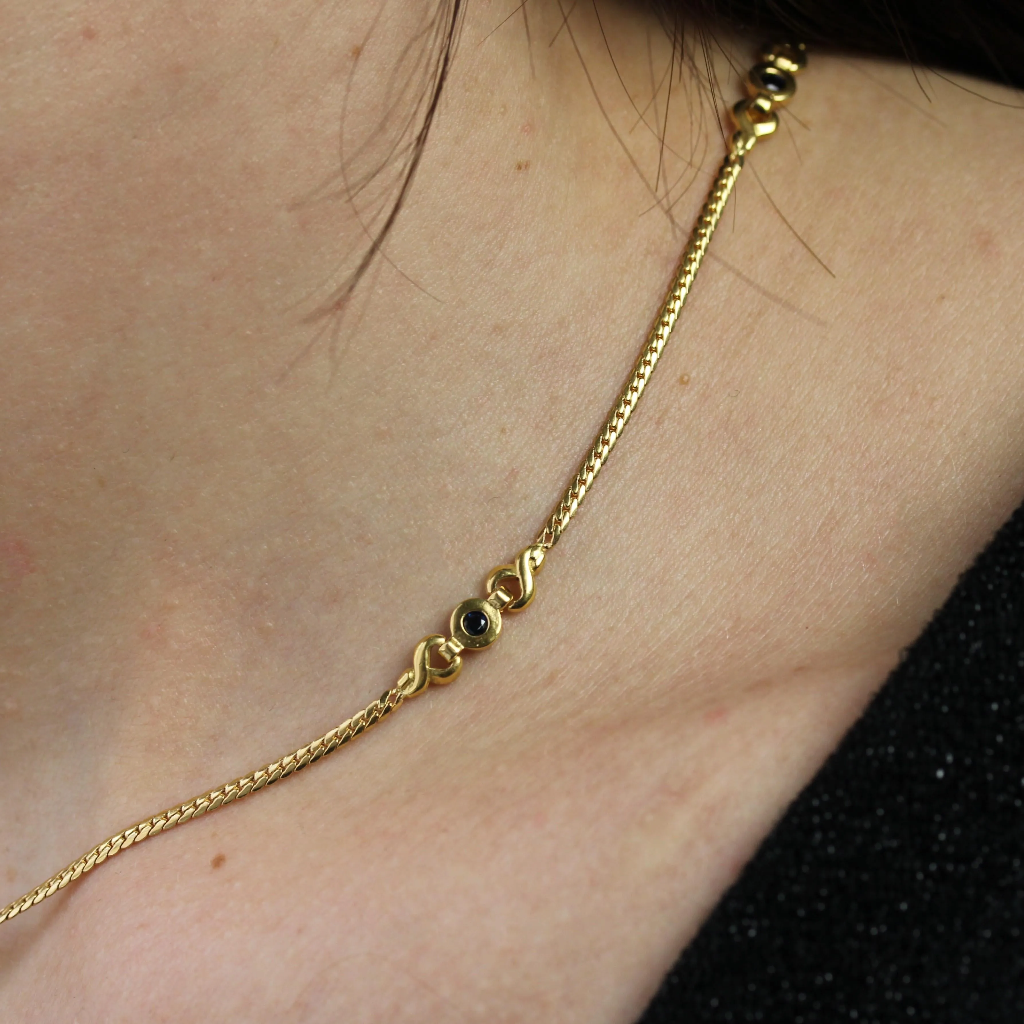 1980s Sapphires 18 Karat Yellow Gold Curb Chain Choker Necklace