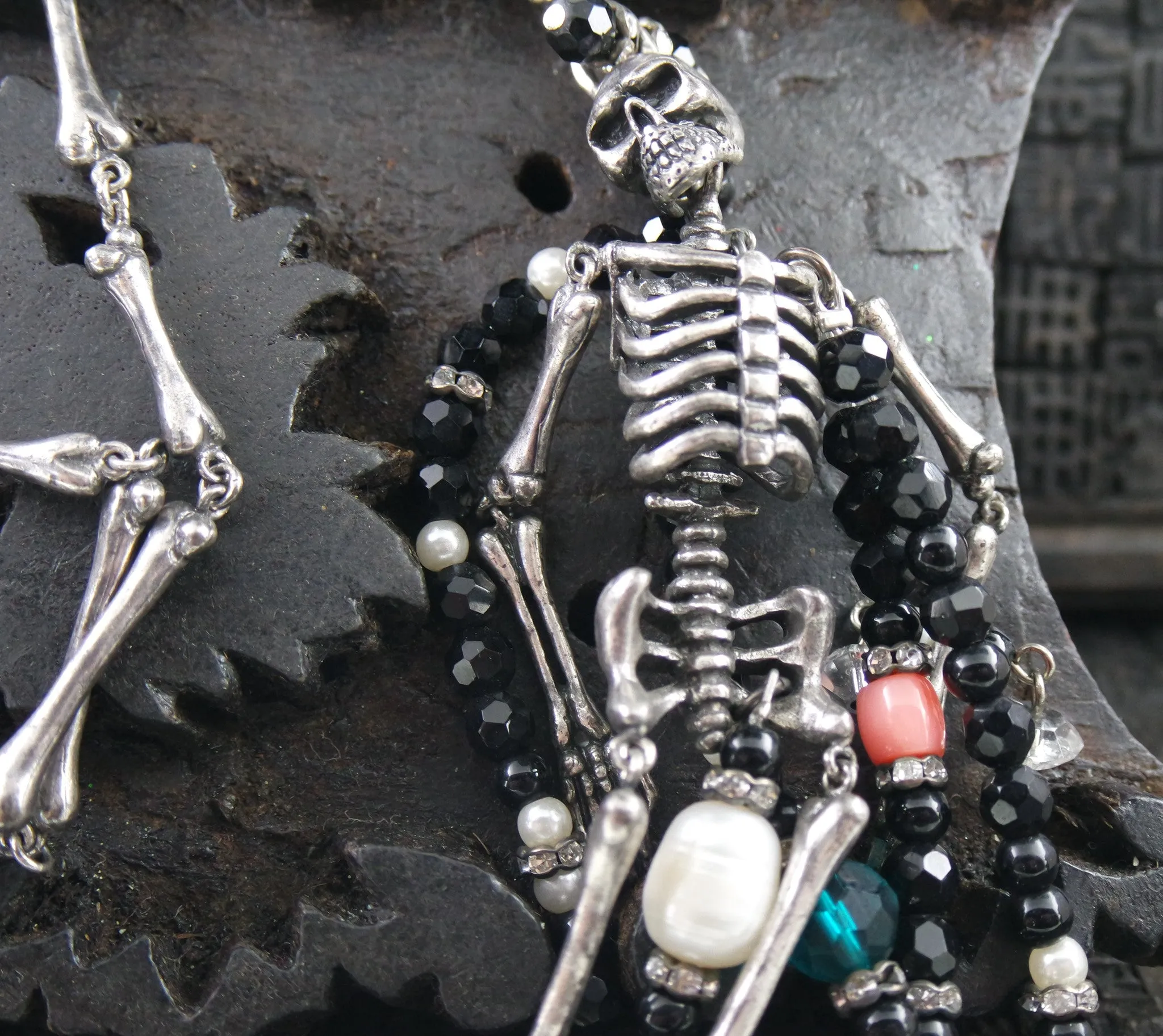 Appartement a Louer Skeleton Necklace