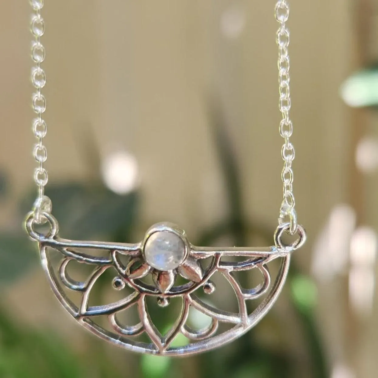 SINGLE CRESCENT MOON / 925 MOONSTONE NECKLACE