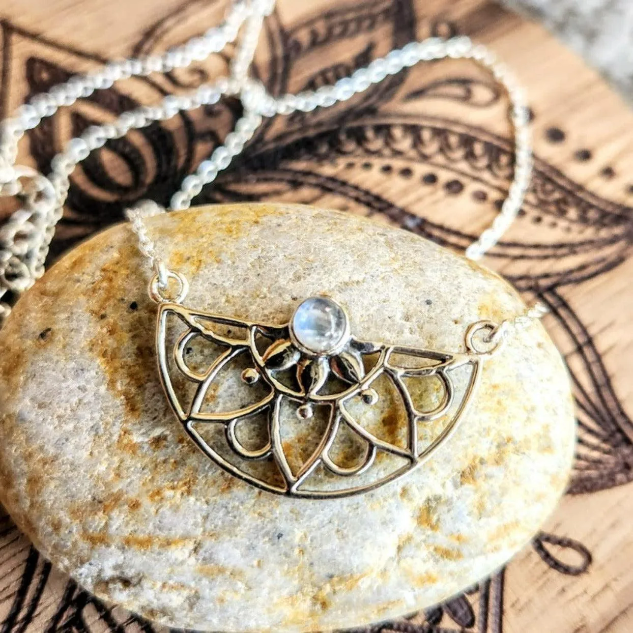 SINGLE CRESCENT MOON / 925 MOONSTONE NECKLACE