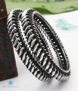 The Anvi Silver Bangle (Oxidised/Size/2.2)